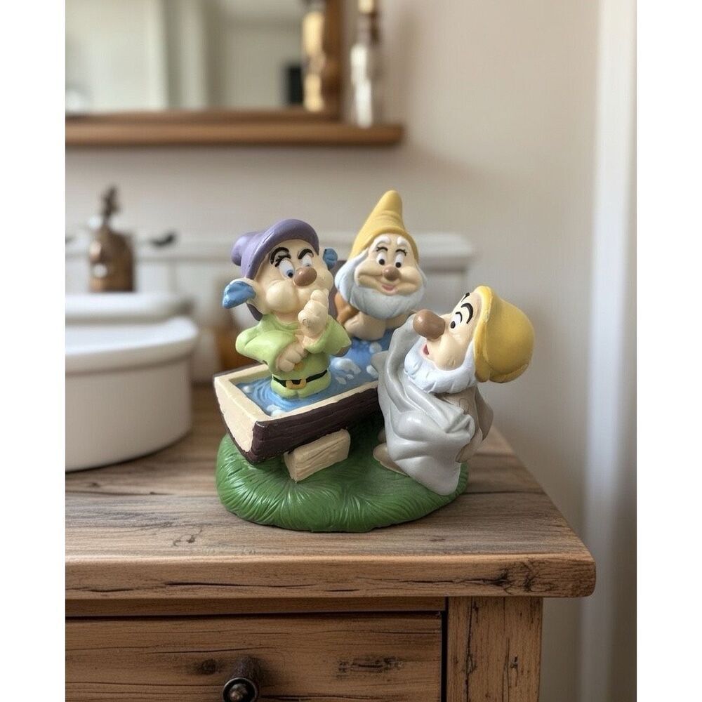 Disney Snow White Seven Dwarfs Bath Time Figurine.  Lil Classics PVC